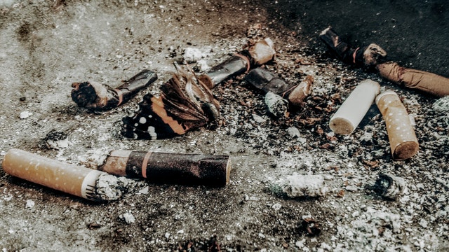 Desechos de cigarros que contaminan el suelo